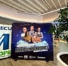 Backpanel publicitario con impresión de gran formato para exhibiciones y eventos.
