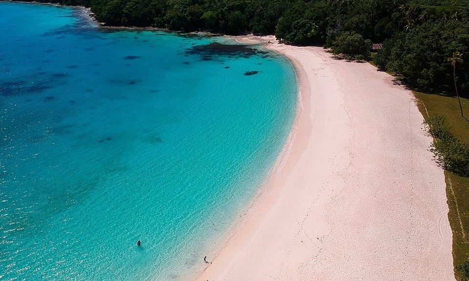Champagne Beach Tour Santo