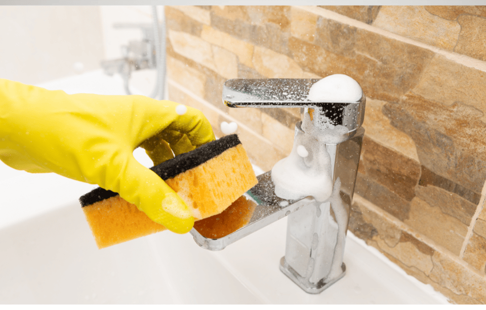 limpiando grifo del baño