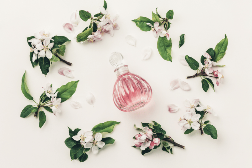 perfume rodeado de flores