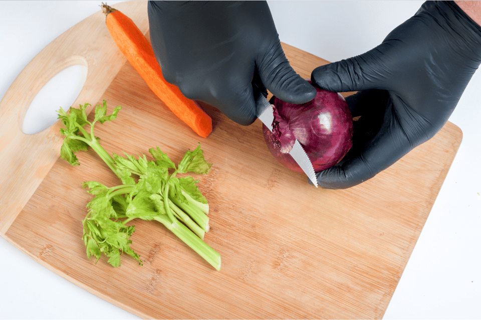 pelando una cebolla en la cocina