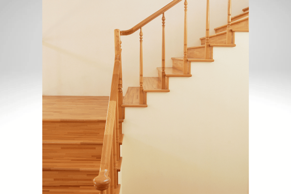 escalera con barandilla en la casa