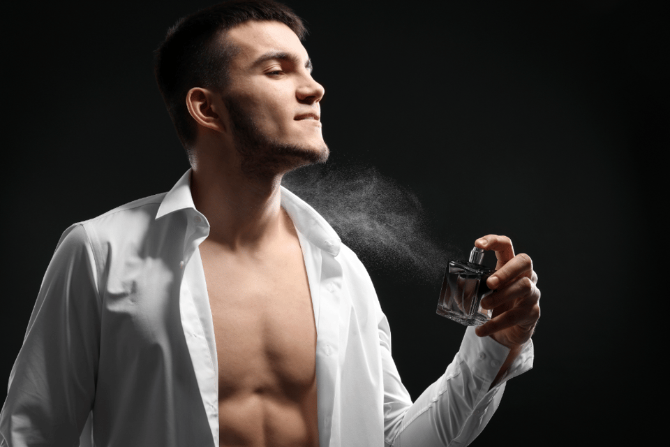 hombre que se perfuma