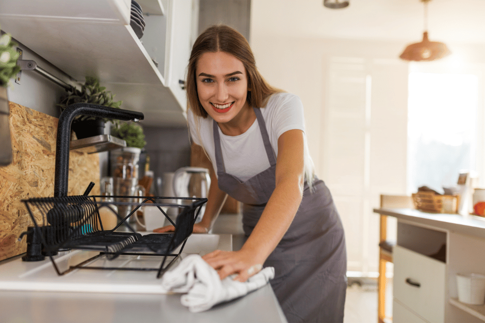 mujer limpiando la cocina