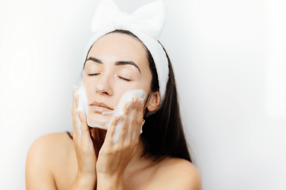 mujer limpia su rostro con gel