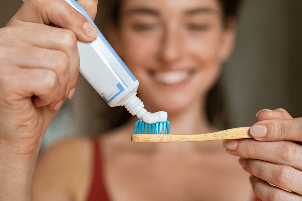 mujer se lava los dientes