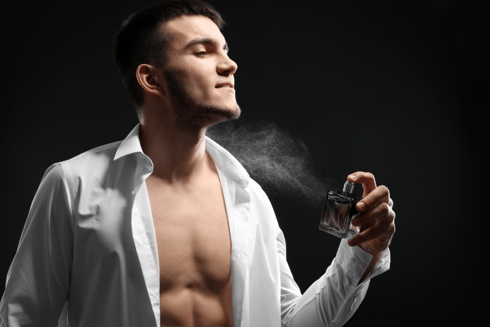 hombre poniendose perfume