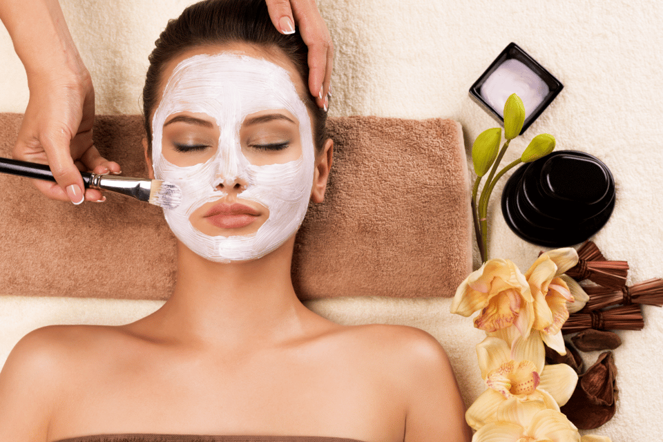 mascarilla facial aplicada a mujer joven