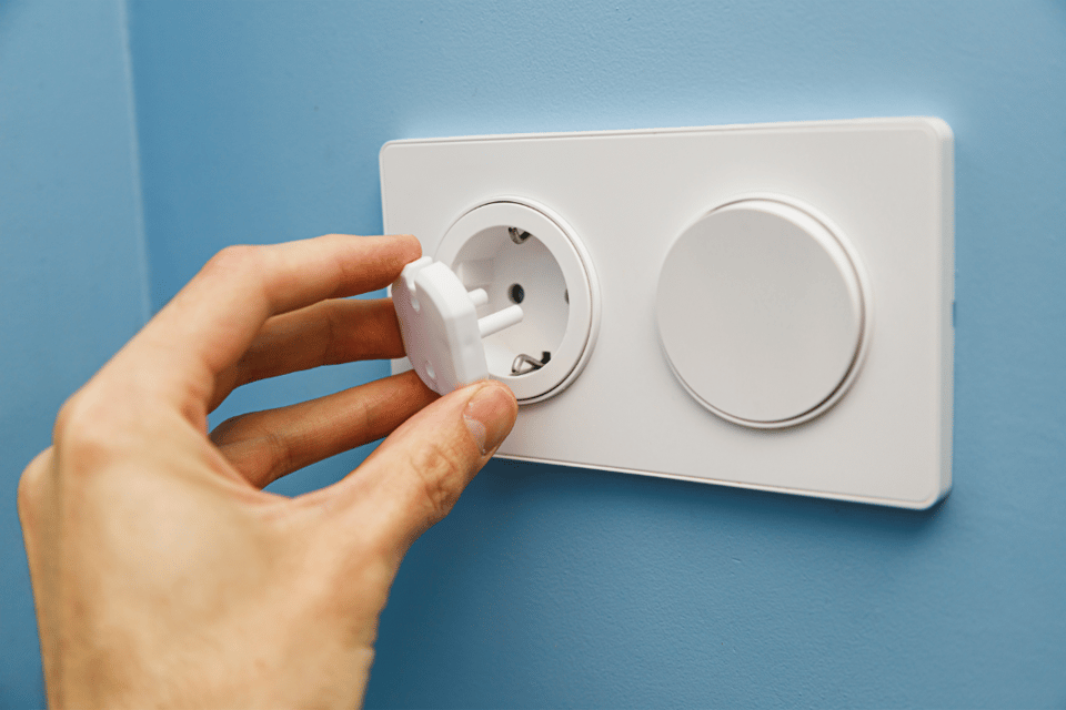 tapa para proteger enchufes de corriente en casa