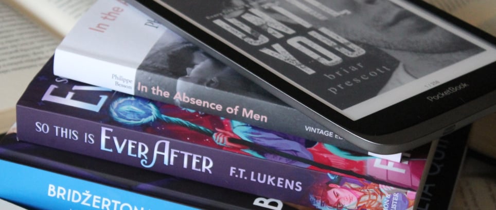 daug knygų viena ant kitos skaityklė popierinės knygos e-knygos