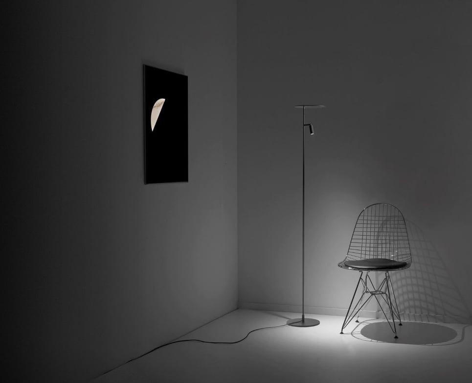 Lámpara de pie FLOOR con diseño sencillo y luz ascendente, creando ambiente