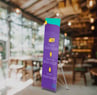 Banner tipo X con estructura ligera y fácil de montar para promociones.