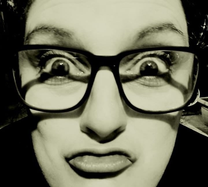 Portrait von mir, mit Brille, wie ich überrascht schaue im Exil