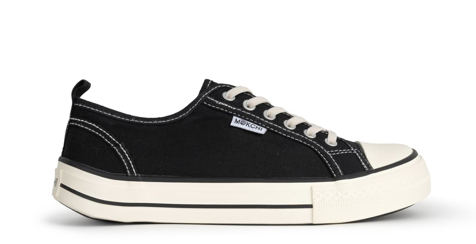 Moda en zapatillas minimalistas.