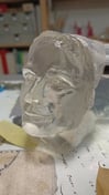 Visage de la sculpture Narcisse réalisée en résine cristal par Lode artiste sculpteur