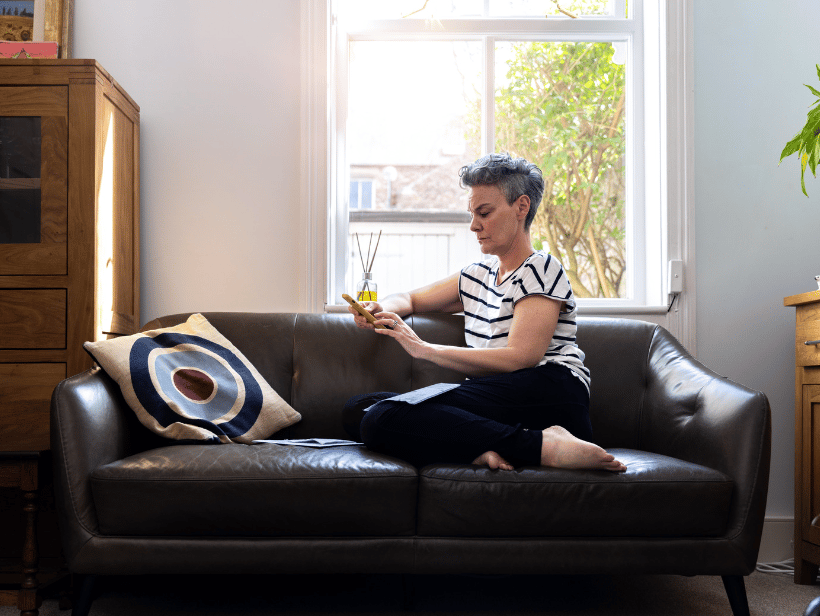 Bankeaz | An expatriate woman checks her monthly budget on the Bankeaz app