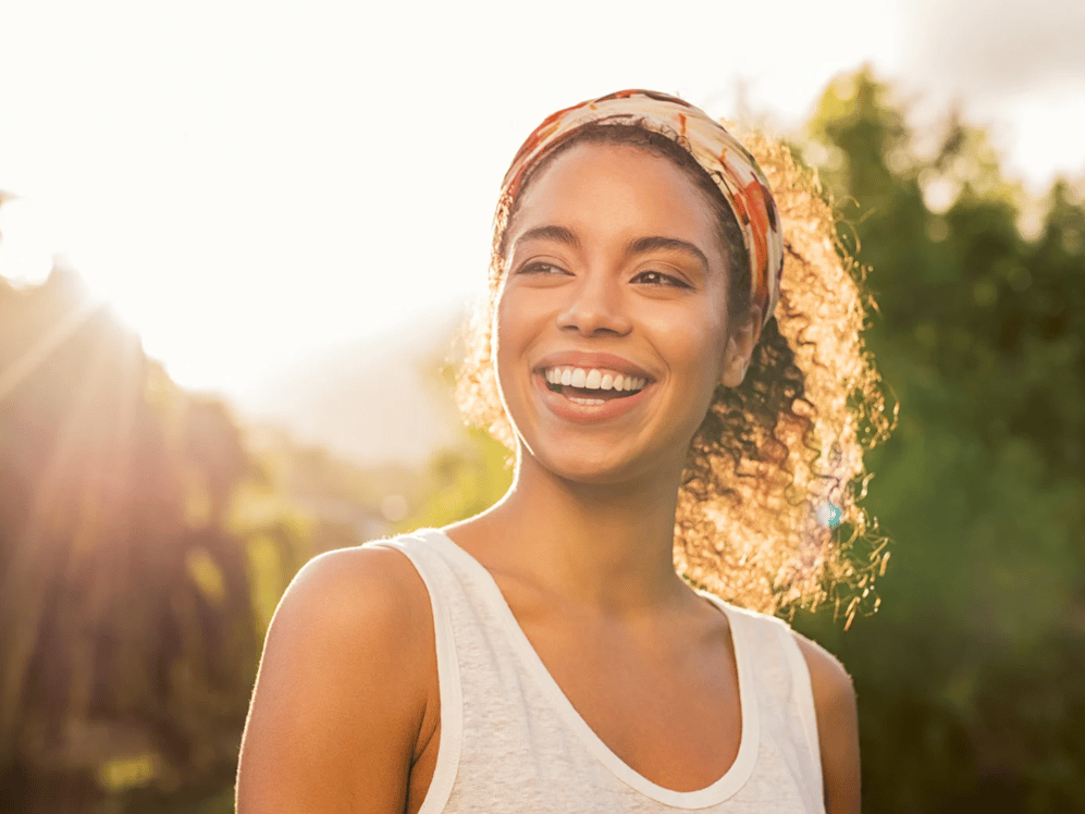 Bankeaz | A smiling expatriate woman happy te be insured