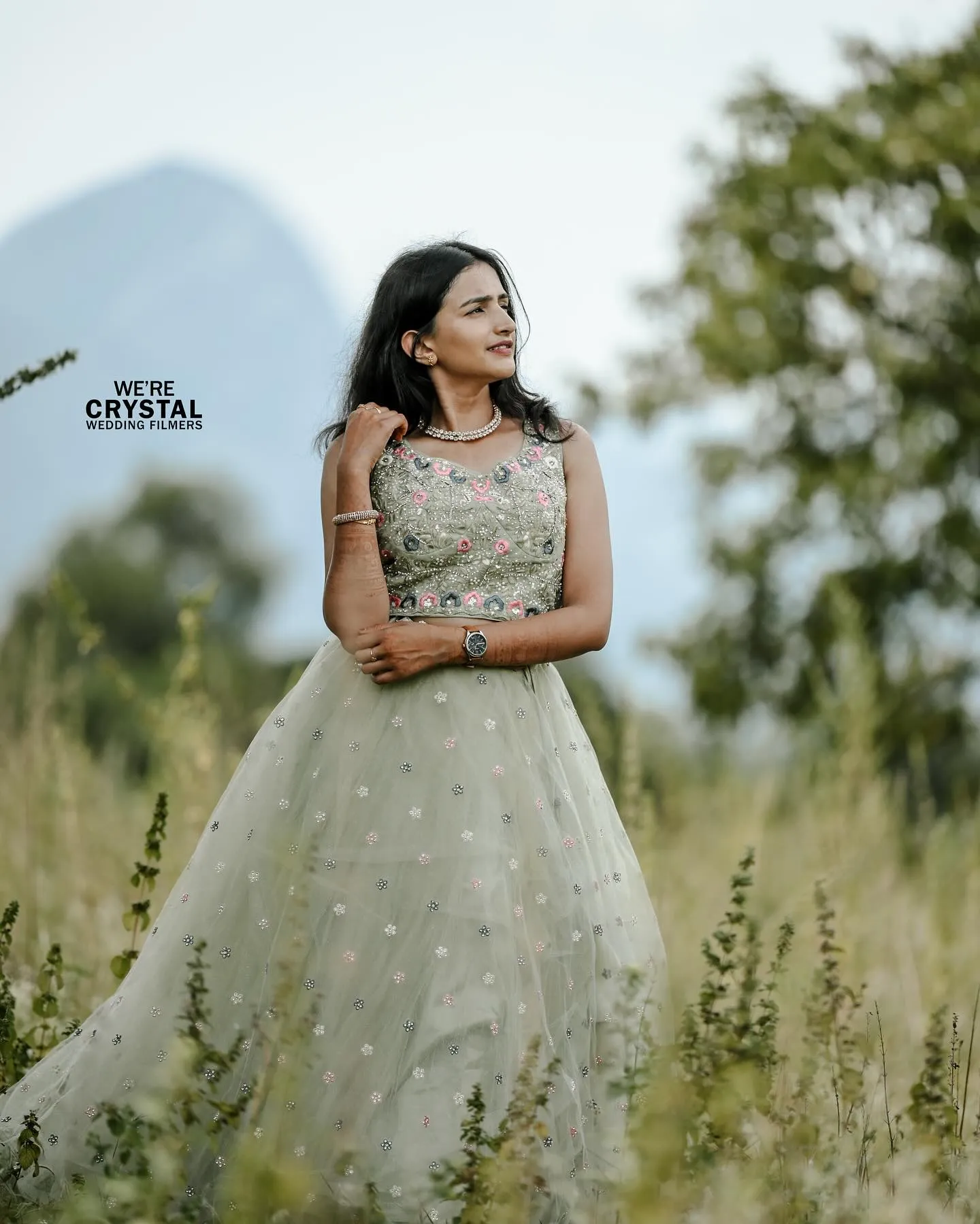 Couple sitting on steps in a traditional Palakkad setting.