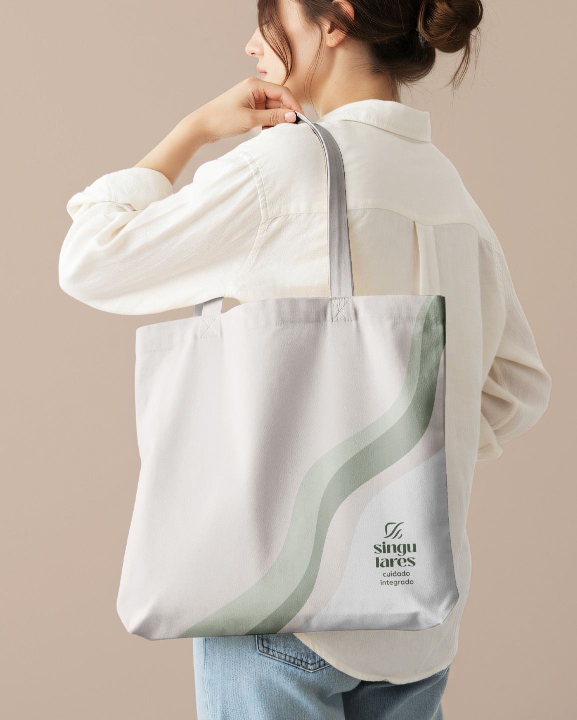 Ecobag branca com grafismo verde e logotipo da Singulares Cuidado Integrado