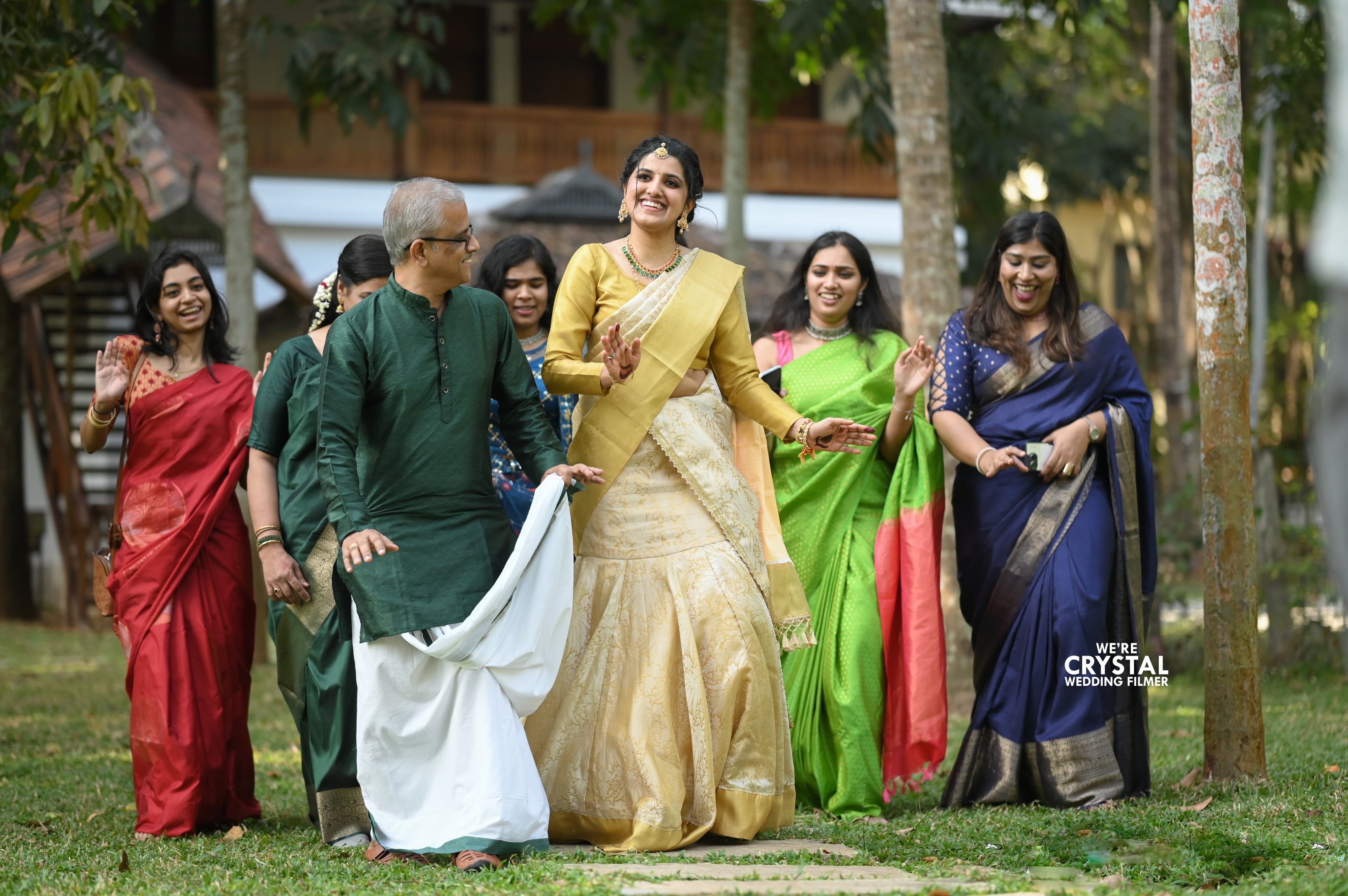 bride and family grand entry for the intimate wedding in kerala dancing to the stage