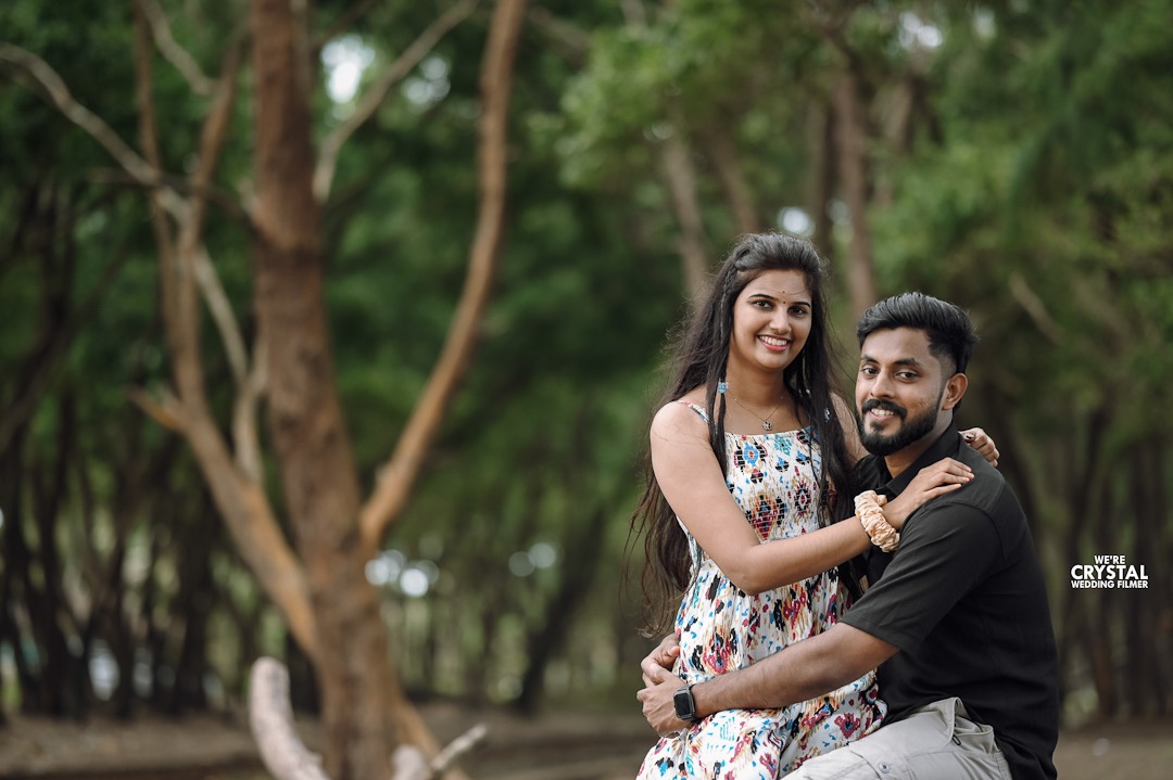 Couple posing against a vibrant painted wall in Fort Kochi for their save the date.