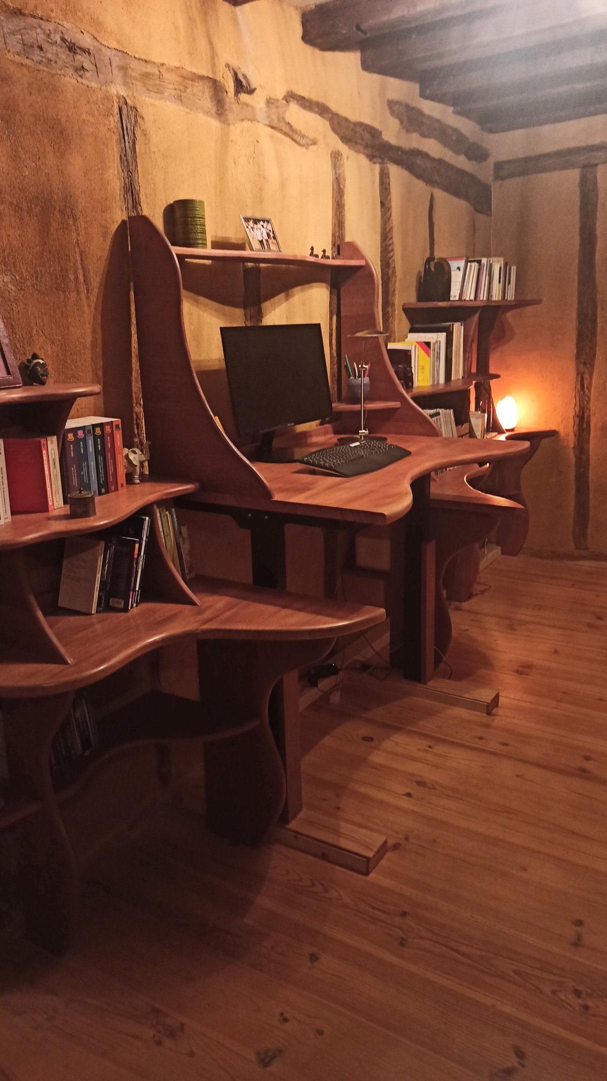 Bibliothèque-bureau vague en sipo massif, vue d'ensemble