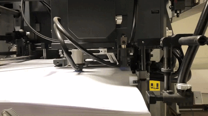 gif de uma máquina que imprime em papel como uma impressora em funcionamento