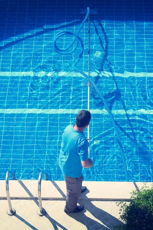 Servicio profesional de mantenimiento y limpieza de piscinas