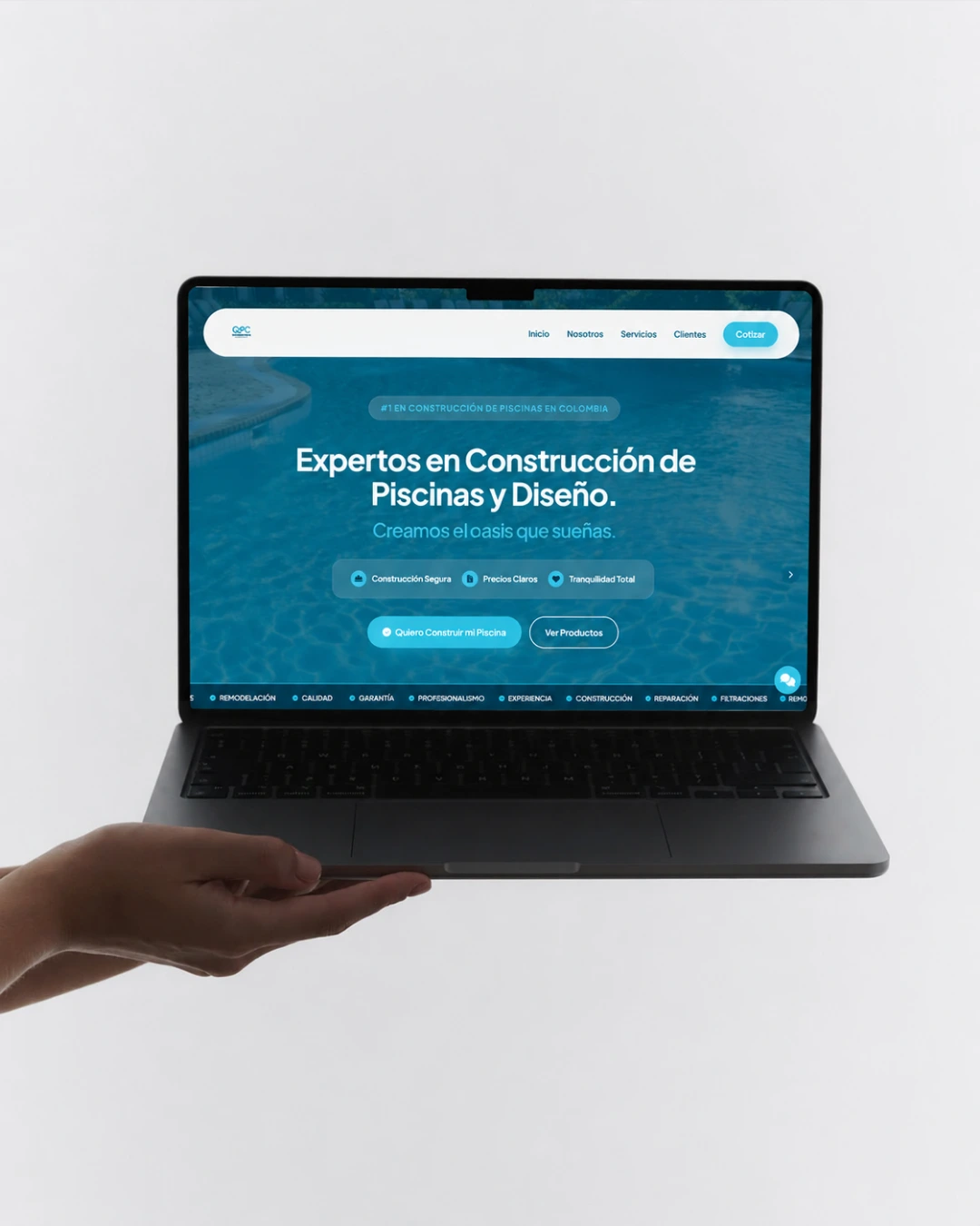Mockup del sitio web de Quindipiscinas