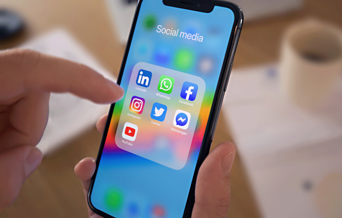 celular con iconos de las redes sociales principales