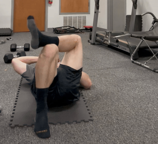 man doing elbow to knee crunches