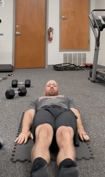 man doing leg lifts