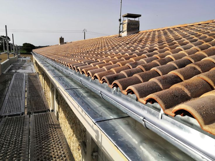 Installation de gouttières et travaux de zinguerie