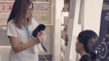 Farmacéutica tomando la tensopn a un paciente