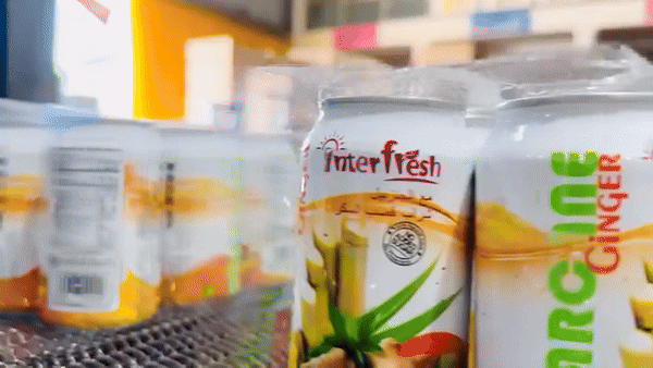 cannetes de jus de fruits sur étalage