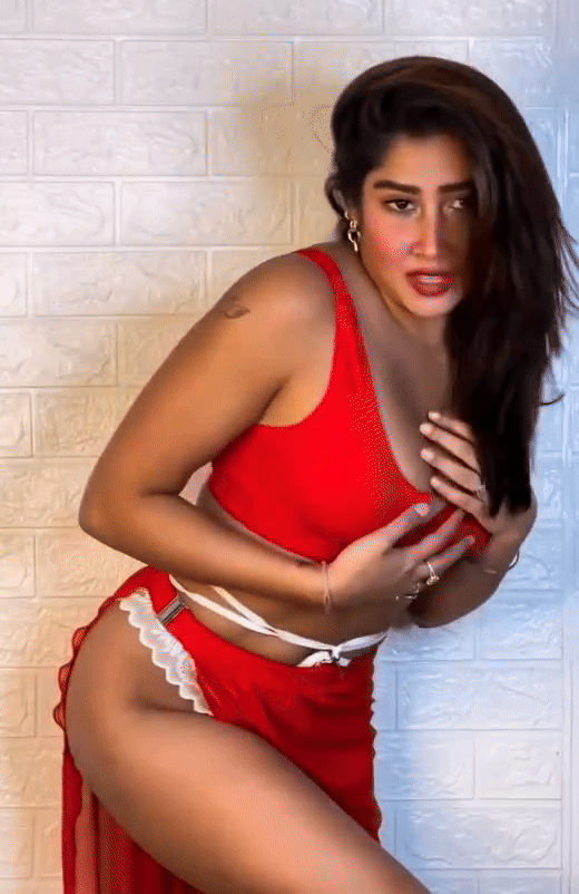 gif femme en rouge danse