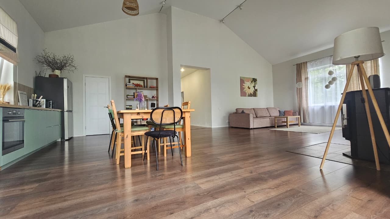 Интерьер гостиной с высокими потолками