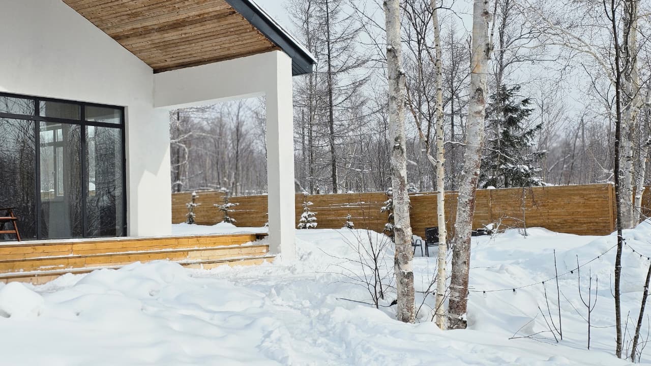 Гостевой дом Листва — фасад здания с панорамными окнами