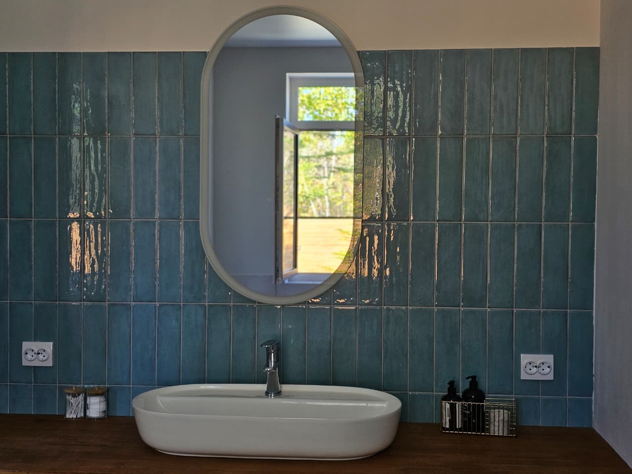 Вид из окна гостевого дома на лес