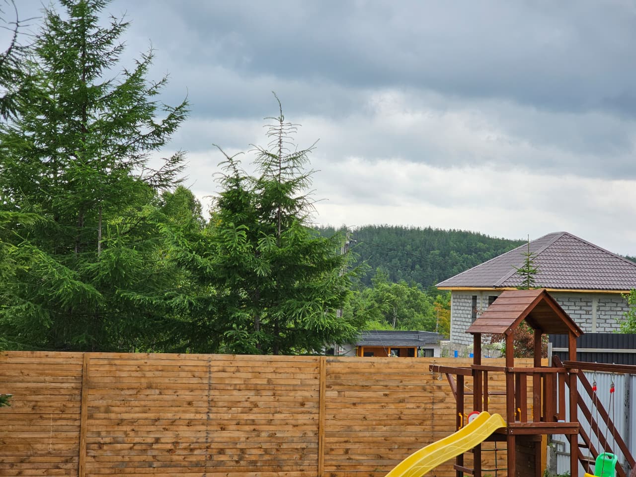 Детская площадка на территории гостевого дома