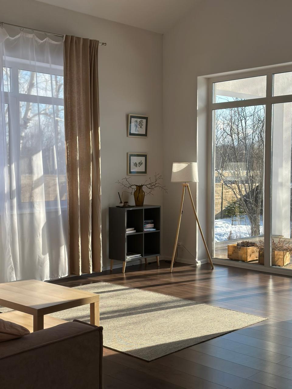 Просторный зал с панорамными окнами