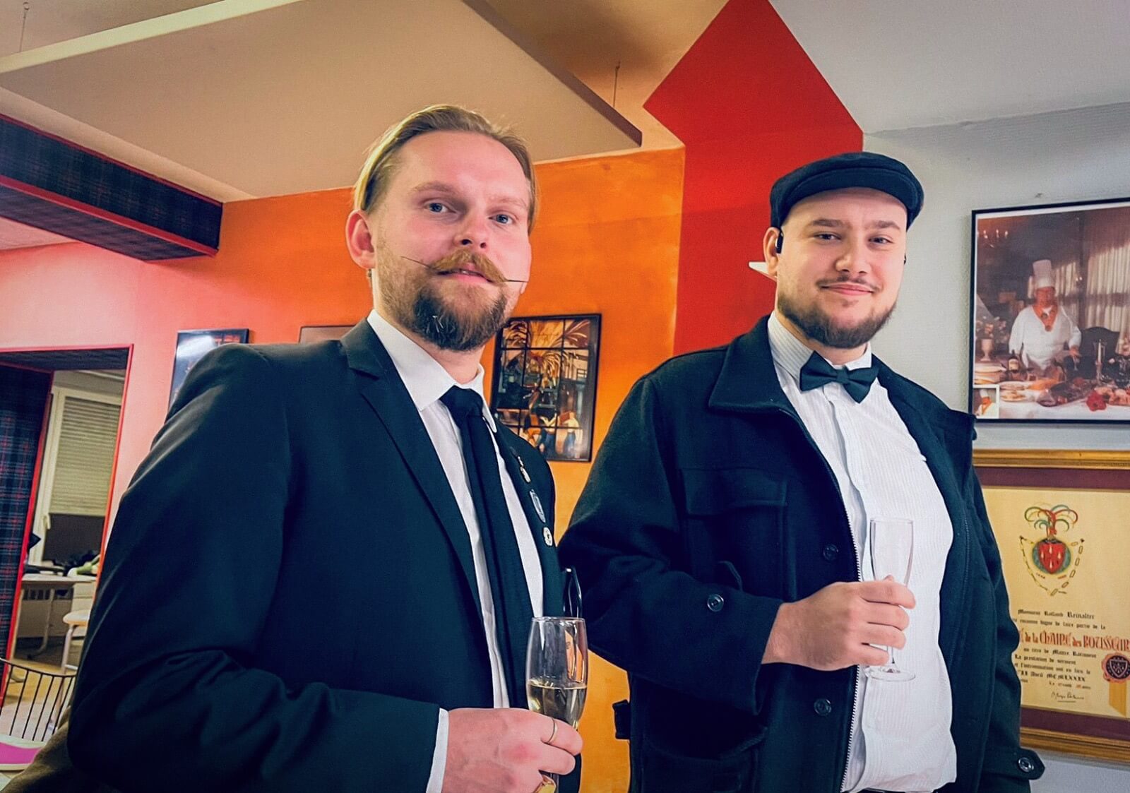 Guru Bhai et Hale — deux compères, un verre à la main