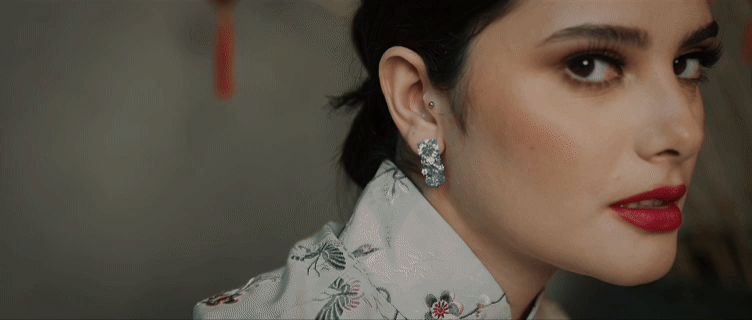 woman holding beige-petaled flower bouquet