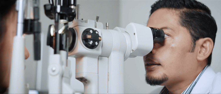 woman holding beige-petaled flower bouquet